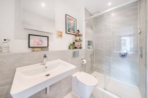 Ensuite - click for photo gallery